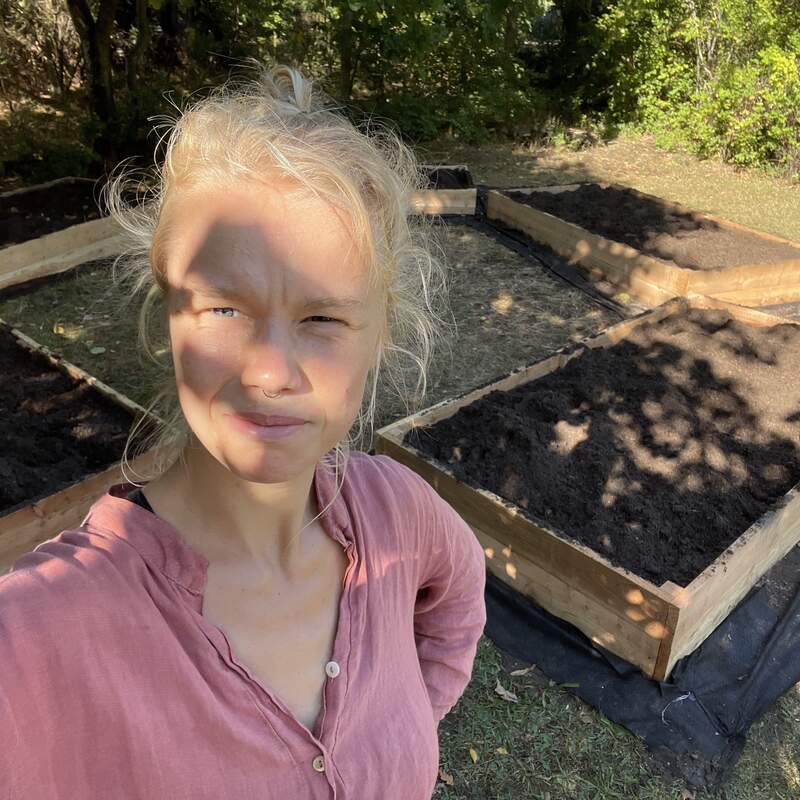Laura i arbejde med jord hos kunde